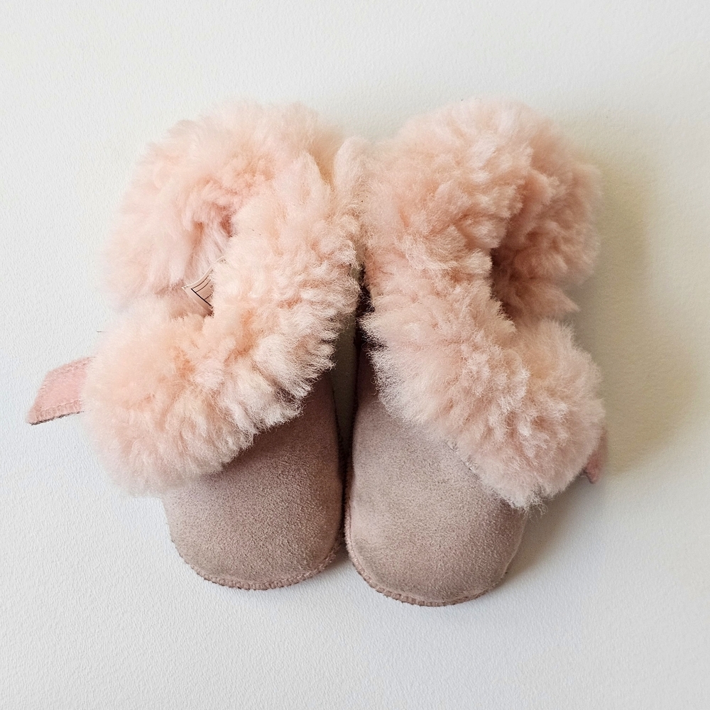 🧸 UGG Baby Pink Sheepskin Booties | Infant Soft Sole Size M | Cozy Winter Shoes